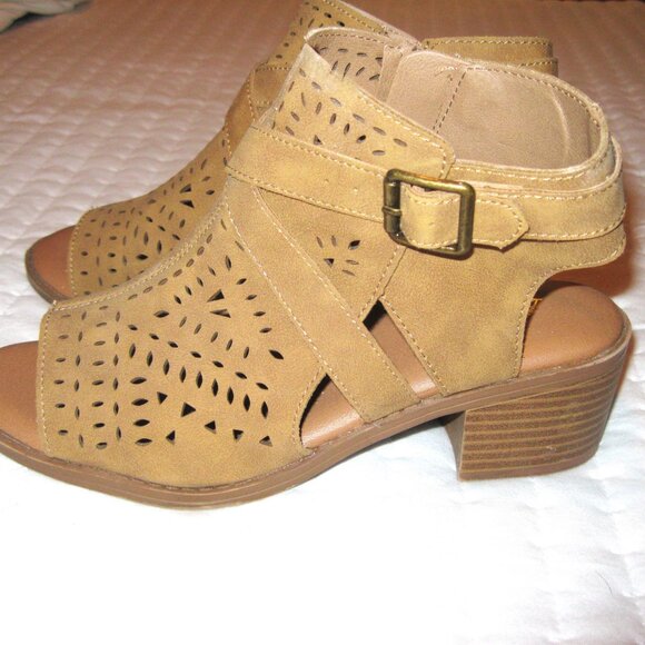 Justice Tan Faux Suede Open Toe Block Heel Sandals Size 5 - Picture 2 of 8
